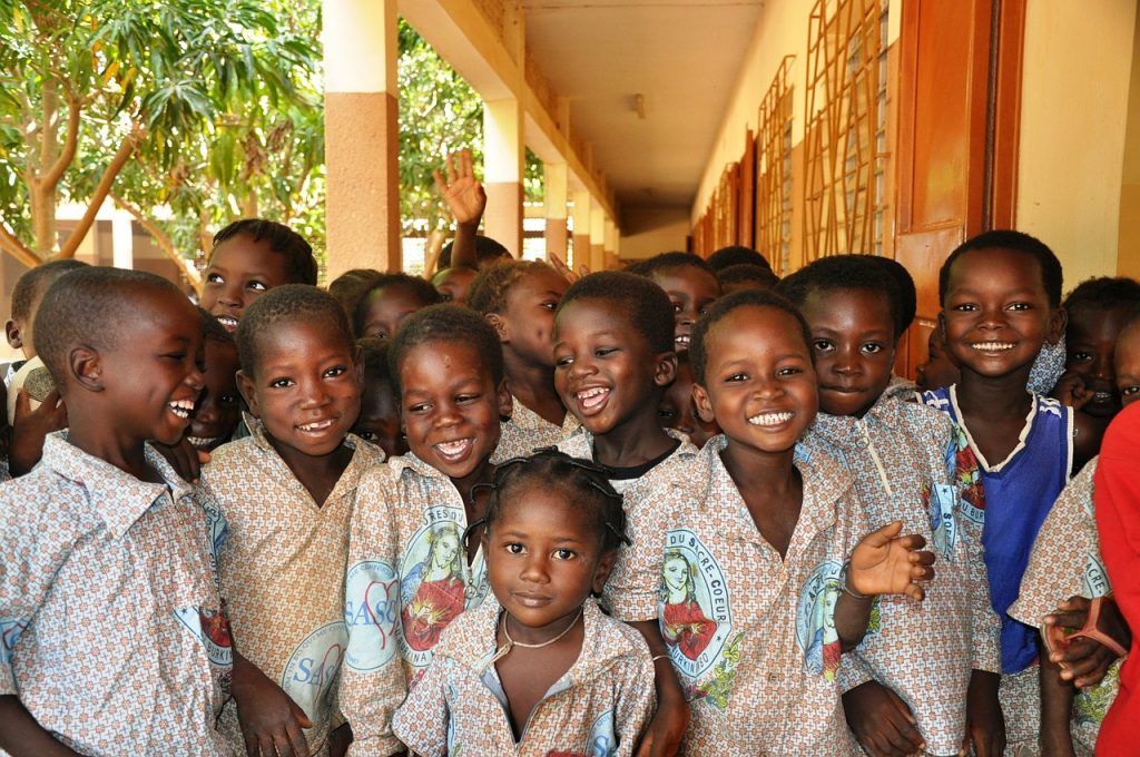 Nens i nenes de Burkina Faso contents i rient.